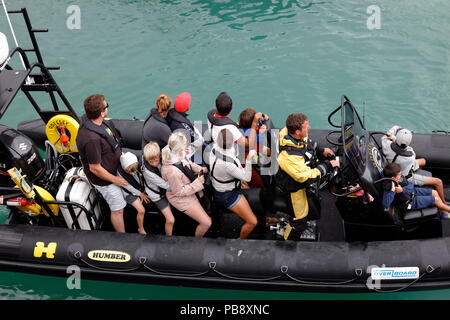 Newquay, Cornwall, UK. 27 juillet, 2018. Les vacanciers se préparent à aller sur un bateau de plongée. Ainsi que le tourisme, le port est un centre de pêche commerciale active qui fournit des crabes et des poissons à des restaurants locaux. Credit : Nicholas Burningham/Alamy Live News Banque D'Images