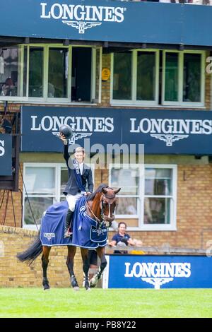 Hickstead, Sussex, UK. 27 juillet 2018. Gagnant. Kevin Jochems équitation Le capitaine Cooper. NED. Le BHS Longines Le Roi George V Gold Cup. Remise des prix. Longines Jumping FEI Nations Cup de Grande-bretagne au Royal International Horse Show BHS. Tous les cours de saut de l'Angleterre. Hickstead. La Grande-Bretagne. 27/07/2018. Credit : Sport en images/Alamy Live News Banque D'Images