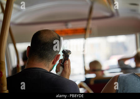 Londres, Royaume-Uni. 27 juillet 2018. Météo France : un passager d'un bus de Londres chaud étouffant essayant de rester froid sur la journée la plus chaude de l'année. Crédit : Kevin Frost/Alamy Live News Banque D'Images