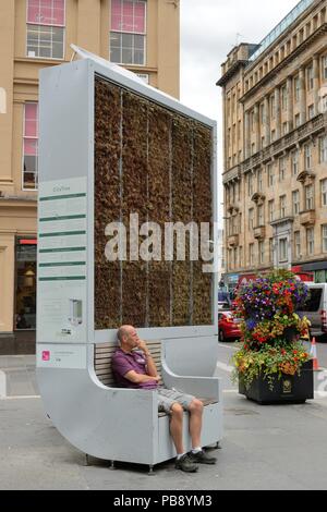 Glasgow, Royaume-Uni. 17, juillet 2018. Glasgow, Écosse, Royaume-Uni, Europe. Un homme prend place à un 'Glasgow by CityTree' Unité de biodiversité où les températures peuvent atteindre jusqu'à 17 degrés de moins que les températures dans la ville atteint le milieu de la vingtaine. Credit : Douglas Carr/Alamy Live News Banque D'Images