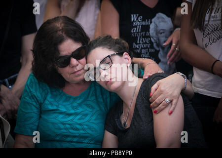 Jérusalem. 27 juillet, 2018. Les membres de la famille et les amis pleurent à l'enterrement de Yotam Har Hamenuchot Ovadia au cimetière de Jérusalem, le 27 juillet 2018. Yotam Ovadia, 31 ans, israélien, est mort après avoir été poignardé par un Palestinien attaquant à la ville Adam près de Jérusalem, a déclaré que l'hôpital Hadassah israélienne déclaration vendredi. Source : Xinhua/JINI/Alamy Live News Banque D'Images