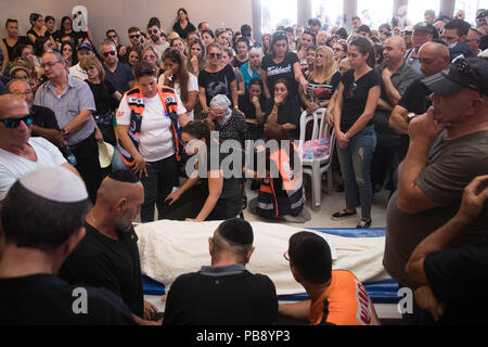 Jérusalem. 27 juillet, 2018. Les membres de la famille et les amis pleurent à l'enterrement de Yotam Har Hamenuchot Ovadia au cimetière de Jérusalem, le 27 juillet 2018. Yotam Ovadia, 31 ans, israélien, est mort après avoir été poignardé par un Palestinien attaquant à la ville Adam près de Jérusalem, a déclaré que l'hôpital Hadassah israélienne déclaration vendredi. Source : Xinhua/JINI/Alamy Live News Banque D'Images