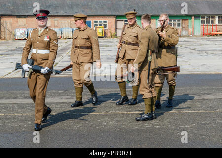 Melton Mowbray, Leicestershire, Angleterre, Royaume-Uni. 27 juillet 2018. Le Royal Army Veterinary Corps (RAVC) préparer et prendre du temps à le marché aux bestiaux, avant la parade dans la ville. Cette année marque le centenaire de la corps, 1918 à 2018. Certains soldats ont été porter foi Première Guerre mondiale (WW1) uniformes. Banque D'Images