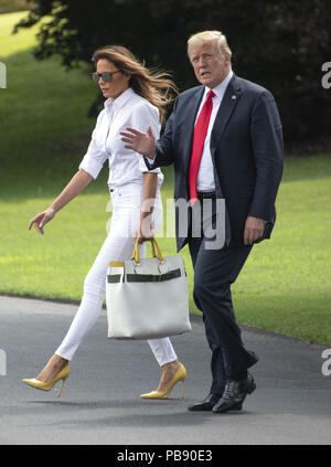 Washington, District de Columbia, Etats-Unis. 27 juillet, 2018. Le Président des Etats-Unis, Donald J. Trump vagues à la presse comme il et de la première dame Melania Trump quittent la pelouse Sud de la Maison Blanche à Washington, DC en route à Bedminster, New Jersey le vendredi, Juillet 27, 2018.Credit : Ron Sachs/CNP Crédit : Ron Sachs/CNP/ZUMA/Alamy Fil Live News Banque D'Images