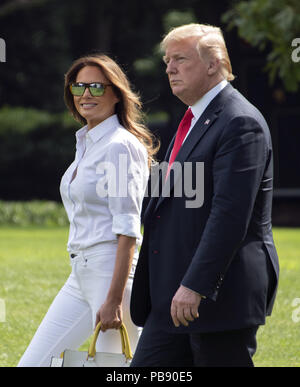 Washington, District de Columbia, Etats-Unis. 27 juillet, 2018. Le Président des Etats-Unis, Donald J. Trump et la première dame Melania Trump quittent la pelouse Sud de la Maison Blanche à Washington, DC en route à Bedminster, New Jersey le vendredi, Juillet 27, 2018.Credit : Ron Sachs/CNP Crédit : Ron Sachs/CNP/ZUMA/Alamy Fil Live News Banque D'Images