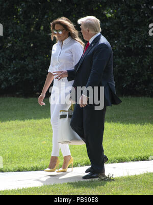 Washington, District de Columbia, Etats-Unis. 27 juillet, 2018. Le Président des Etats-Unis, Donald J. Trump et la première dame Melania Trump quittent la pelouse Sud de la Maison Blanche à Washington, DC en route à Bedminster, New Jersey le vendredi, Juillet 27, 2018.Credit : Ron Sachs/CNP Crédit : Ron Sachs/CNP/ZUMA/Alamy Fil Live News Banque D'Images