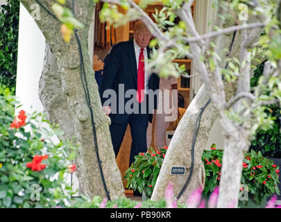 Washington, États-Unis d'Amérique. 27 juillet, 2018. Le Président des Etats-Unis, Donald J. Trump quitte le bureau ovale comme il et de la première dame Melania Trump se préparer à quitter la pelouse Sud de la Maison Blanche à Washington, DC en route à Bedminster, New Jersey le vendredi, Juillet 27, 2018. Credit : Ron Sachs/CNP Crédit dans le monde entier | conditions : dpa/Alamy Live News Banque D'Images