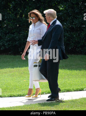 Washington, USA. 27 juillet 2018. Le Président des Etats-Unis, Donald J. Trump et la première dame Melania Trump quittent la pelouse Sud de la Maison Blanche à Washington, DC en route à Bedminster, New Jersey le vendredi, Juillet 27, 2018. Credit : Ron Sachs/CNP /MediaPunch MediaPunch Crédit : Inc/Alamy Live News Banque D'Images