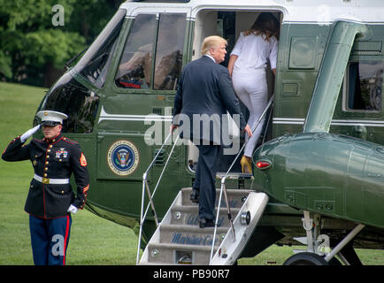 Washington, USA. 27 juillet 2018. Le Président des Etats-Unis, Donald J. Trump et la première dame Melania Trump board Marine One sur la pelouse Sud de la Maison Blanche à Washington, DC, qui se préparent à voler à Bedminster, New Jersey le vendredi, Juillet 27, 2018. Credit : Ron Sachs/CNP /MediaPunch MediaPunch Crédit : Inc/Alamy Live News Banque D'Images