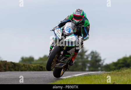 Armoy, d'Antrim, en Irlande du Nord. 27 juillet, 2018. L'Armoy Road Races ; Michael Sweeney obtient sa roue avant jusqu'à l'Armoy Road Races : Action Crédit Plus Sport/Alamy Live News Banque D'Images