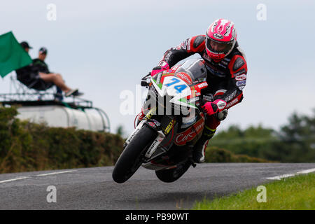 Armoy, d'Antrim, en Irlande du Nord. 27 juillet, 2018. L'Armoy Road Races ; Davey Todd gets airborne dans la cité dans l'Armoy Road Races : Action Crédit Plus Sport/Alamy Live News Banque D'Images