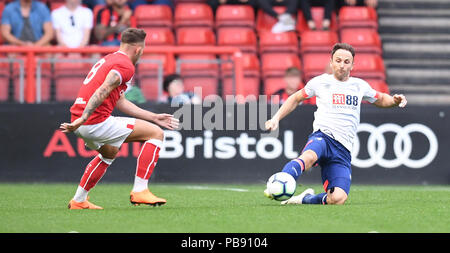 Ashton Gate, Bristol, Royaume-Uni. 27 juillet, 2018. Pré saison friendly football, Bristol City contre Bournemouth AFC ; Marc Pugh de Bournemouth AFC plongées dans de garder la balle de Josh Brownhill de Bristol City Credit : Action Plus Sport/Alamy Live News Banque D'Images