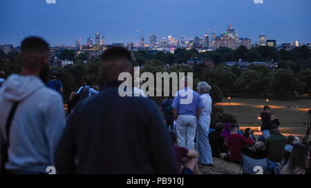 Londres, Royaume-Uni. 27 juillet 2018. Les gens se rassemblent sur Primrose Hill pour voir l'éclipse de lune, appelée "Lune de sang. S'attendant à voir la Lune se levant sur la cathédrale St Paul figurant une couleur orange rougeâtre, comme la terre passe entre la lune et le soleil, leur vue de ce siècle a été la plus longue éclipse de lune obscurcie par des nuages bas. Crédit : Stephen Chung / Alamy Live News Banque D'Images