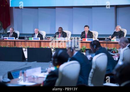 Johannesburg, Afrique du Sud. 27 juillet, 2018. Le président chinois Xi Jinping prononce un discours à un dialogue de sensibilisation des dirigeants du groupe BRIC, le 'Plus' BRICS et les pays africains lors de la 10e sommet des BRICS à Johannesburg, Afrique du Sud, le 27 juillet 2018. Crédit : Li Tao/Xinhua/Alamy Live News Banque D'Images