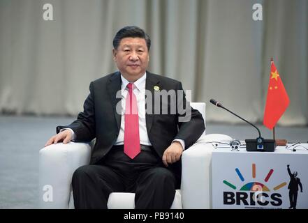 Johannesburg, Afrique du Sud. 27 juillet, 2018. Le président chinois Xi Jinping assiste à une réunion informelle pour commémorer le 10e anniversaire de la mécanisme BRICS à Johannesburg, Afrique du Sud, le 27 juillet 2018. Crédit : Li Tao/Xinhua/Alamy Live News Banque D'Images