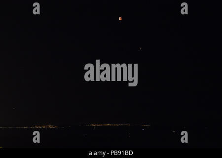 Palma de Majorque, Iles Baléares, Espagne, le 27 juillet 2018, l'eclipse de lune , lune rouge sur bay, long exposition 1 sec. Credit : CFimages/Alamy Live News Banque D'Images