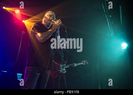 Glasgow, Ecosse. 27, juillet, 2018. Nouveau groupe écossais Caezar jouant avec silencieux Joe Donnelly et ex Jinky Gilmore jouer en live pour la première fois à Oran Mor. © Stuart Westwood/ Alamy Live News Banque D'Images