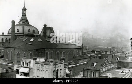 1809 Vue vers l'est sur la rue Spruce vers la morgue municipale et les quatre cours de la tour de construction maison moteur N° 24 à 1214 rue du 9 août 1888 Banque D'Images