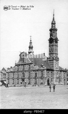 . Nederlands : Oude postkaart van het stadhuis van de Sint-Truiden. Daarachter est de toren van de Onze-Lieve-Vrouwekerk. Vermoedelijk van voor WO I. LA PREMIÈRE GUERRE MONDIALE 1222 Postkaart Sint-Truiden stadhuis Banque D'Images