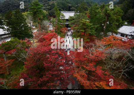 Les gens marcher le chemin du Sanmon porte principale vers l'Hatto Nanzen-ji temple de temple bouddhiste Zen, antenne coloré décor de l'automne dans Sakyo-ku, Banque D'Images