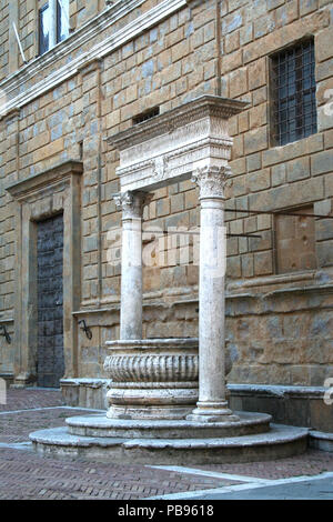 Ancien puits dans le carré de Pienza, Toscane, Italie Banque D'Images