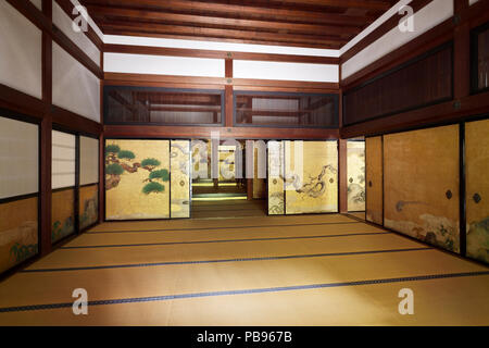 Chambre traditionnelle japonaise avec portes coulissantes d'intérieur peint et tatami à l'intérieur du hall principal de Konchi-in historic temple bouddhiste Nanzen-ji, co Banque D'Images