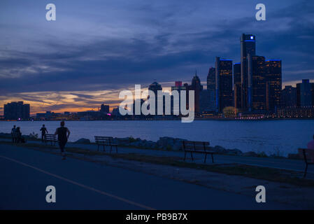 DETROIT, MI - Septembre 23, 2015 : vue sur les toits de Detroit avec le siège mondial de General Motors Corporation, situé le long de la rivière Detroit Banque D'Images