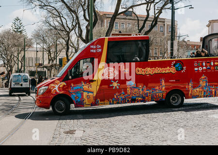 Portugal, Lisbonne, 01 mai 2018 : un rouge traditionnel bus touristique voyages le long de la rue de la ville. Les touristes de loisirs et de visites. Banque D'Images