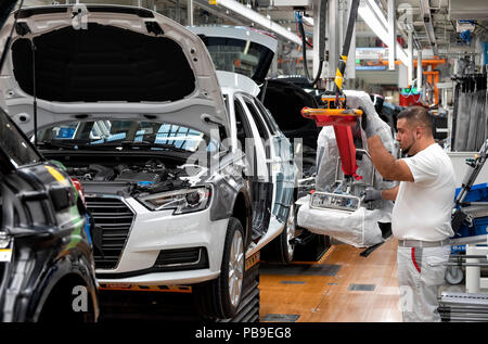 L'installation des sièges avant sur la ligne d'assemblage de l'Audi A3 à l'usine Audi AG à Ingolstadt, Bavière, Allemagne Banque D'Images