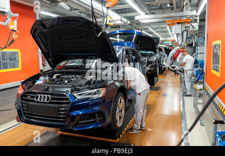 L'installation des sièges avant sur la ligne d'assemblage de l'Audi A3 à l'usine Audi AG à Ingolstadt, Bavière, Allemagne Banque D'Images