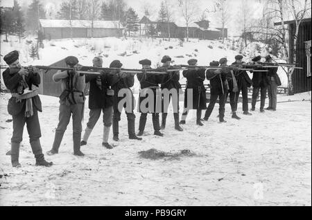 CC-BY, Vapriikin kuvat Tampere 1918 kuva-arkisto. Guerre civile finlandaise 1918 Photo : Musée Centre Vapriikki Photos Archives. 1237 Punakaartilaisosasto ampumaharjoituksissa Ruovedellä (26970235575) Banque D'Images