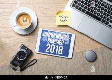 2018 Jahrhundertsommer rédigé en allemand sur tablet sens de l'été du siècle et vague de chaleur écrit sur sticky note comme flatlay d'en haut d'un offi Banque D'Images
