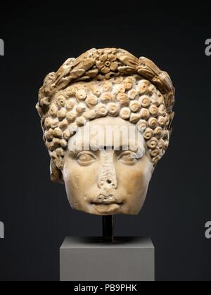 Tête Portrait d'une femme. Culture : Roman. Dimensions : H. 10 1/4 in. (26 cm). Date : ca. A.D. 80-100. Il a été soutenu que ce portrait représente Diva Julia Augusta, la fille de l'empereur Titus, mais ses traits étaient différents de ceux présentés ici. (Les élèves des yeux percés à la date du 19e siècle.). Musée : Metropolitan Museum of Art, New York, USA. Banque D'Images