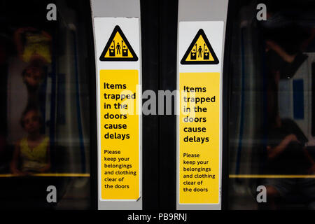 L'esprit les portes - portes fermées sur un train de tube Banque D'Images