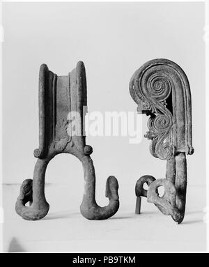 Poignées en bronze d'une volute-cratère (bol pour mélanger le vin et l'eau). Culture : le grec. Dimensions : hors tout : 10 1/4 x 6 en 15-16. (26.1 x 17.6cm). Date : 4ème siècle avant J.-C.. Bien que ces poignées sont beaucoup plus tard que les autres objets dans cette galerie, ils représentent une forme qui a été introduit à la fin du vie siècle avant J.-C. et a été favorisée par des artistes qui ont travaillé en terre cuite et en bronze. Une caractéristique de la volute-cratère s'occupe de l'amende est l'articulation de la volute elle-même et des terminaux inférieurs où ils reposaient sur l'épaule du vase. Ici, comme dans la plupart des exemples de métal, qu'ils comme Banque D'Images