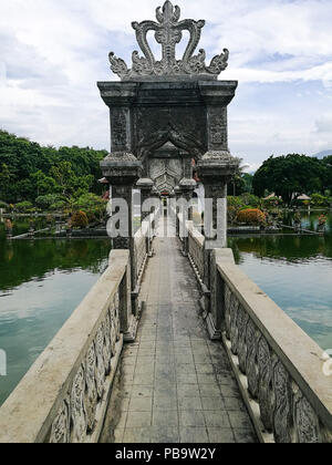 Pont de pierre avec arcades menant au bâtiment principal Gili la balle au Palais aquatique Taman Ujung, Bali, Indonésie Banque D'Images