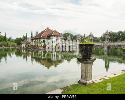 Bali, Indonésie - Avril 2017 : Le bâtiment principal '' de la balle Gili palais aquatique Taman Ujung, également appelé parc Sukasada Banque D'Images