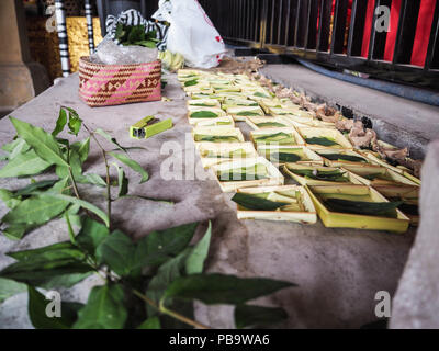 Rangées de paniers utilisés pour quitter palm canang sari et à être rempli de pétales de fleurs et de riz, Bali Banque D'Images