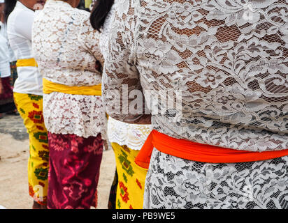 Groupe des femmes balinaises habillés en vêtements traditionnels attendent en ligne pour la procession du nouvel an Balinais, Nusa Lembongan, Indonésie Banque D'Images