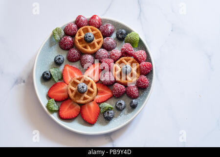 Gaufre avec petits fruits pour les enfants Banque D'Images