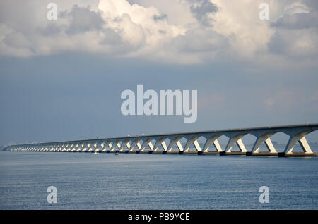 225 Pont sur l'estuaire Oosterschelde aux Pays-Bas, sous un ciel avec nuages impressionnants Banque D'Images