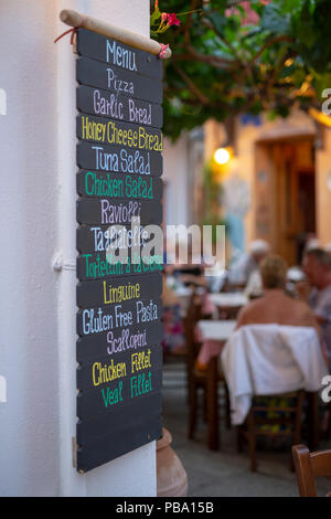Un tableau noir utilisé comme menu, dans un restaurant italien.tables Banque D'Images