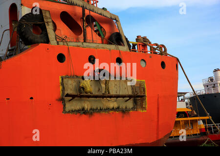 Les travailleurs qui travaillent au chantier naval à la banque de la rivière Buriganga, Dhaka, Bangladesh. Banque D'Images