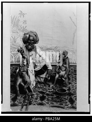 . Anglais : Titre : l'Inde--Fakir avec des singes Résumé : Fakir indien, portrait en pied, assis sur un tissu avec deux singes. Description physique : 1 tirage photographique. Notes : Frank et Frances Carpenter Collection (Bibliothèque du Congrès). Entre 1880 et 1920 800 India-Fakir avec des singes RCAC00650693 Banque D'Images