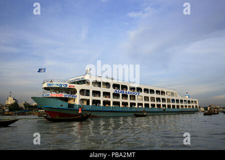 Lancement de passagers sur la rivière Buriganga à Dhaka, au Bangladesh. Banque D'Images