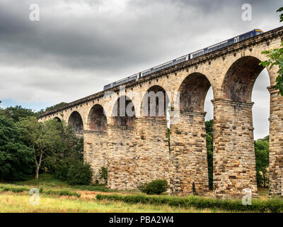 Class 170 train du Nord la vallée Crimple Viaduc près de Pannal Harrogate North Yorkshire Angleterre Banque D'Images