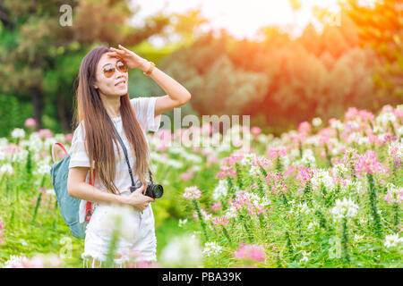 Teen étudiant dans le parc floral de trouver quelques espèces de la nature et prenez-photographie Banque D'Images