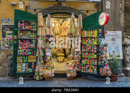 Boutique typiquement italien dans la rue de Naples, 01. 07. 2018 Italie Banque D'Images