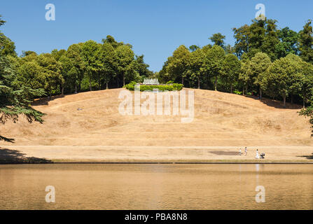 Jardin paysage Claremont amphithéâtre, d'herbe desséchée en été de 2018. Banque D'Images