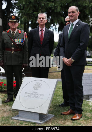 Ministre responsable de la Défense, Paul Kehoe (droite) et Sir Stephen Hillier (centre), l'Air Chief Marshal, le chef du personnel de l'aviation au Royaume-Uni, au cours de la cérémonie marquant l'inauguration d'une Croix de Victoria Stone dans le cimetière Glasnevin, Dublin, dédié à major Edward &Ograve;&Mick Mannock Oacute ; V.C. Banque D'Images